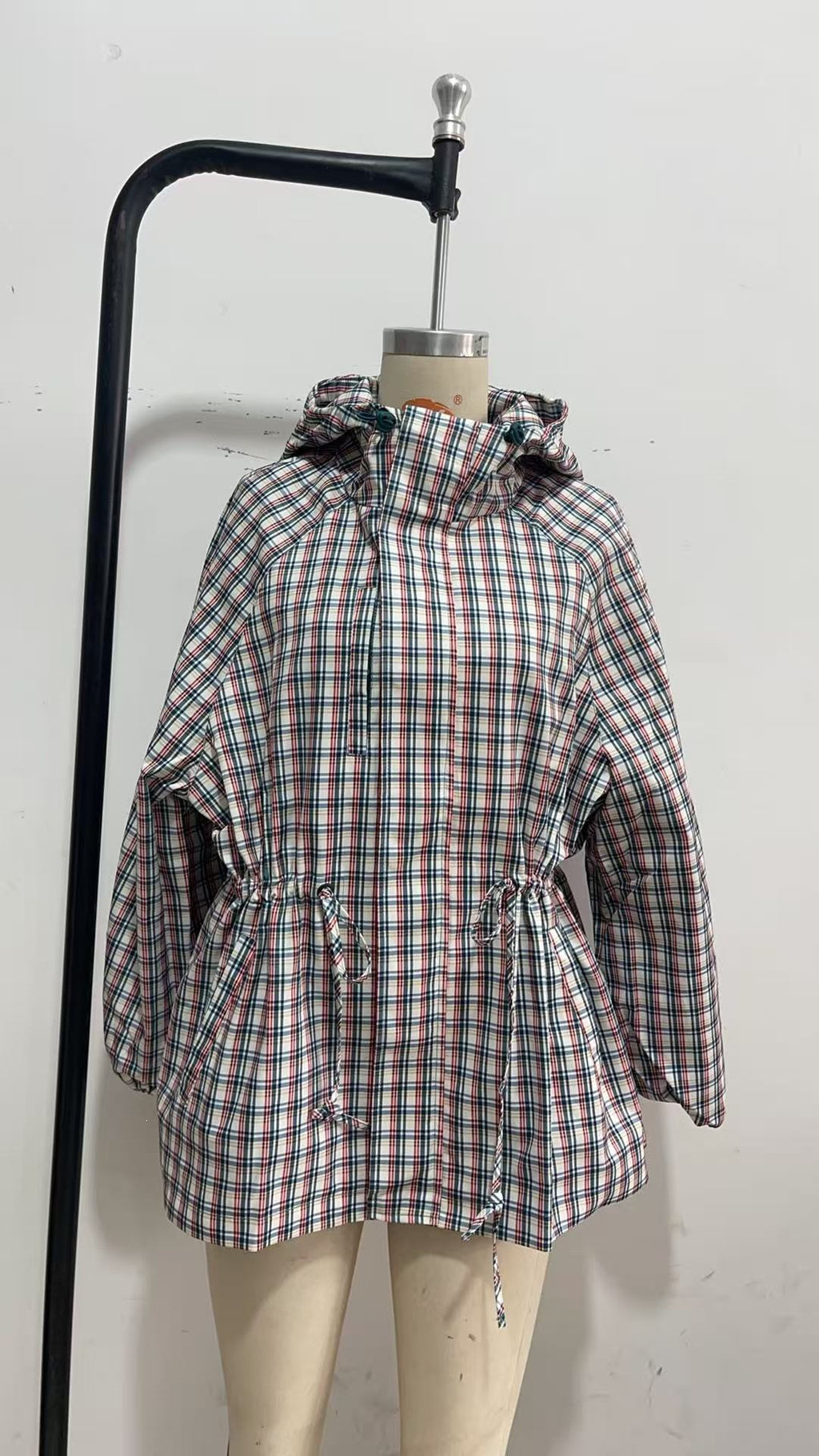 Trench curto xadrez Seul com capuz para mulher MotionCare — vista 3