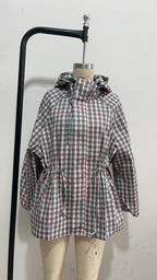 Trench curto xadrez Seul com capuz para mulher MotionCare — vista 3