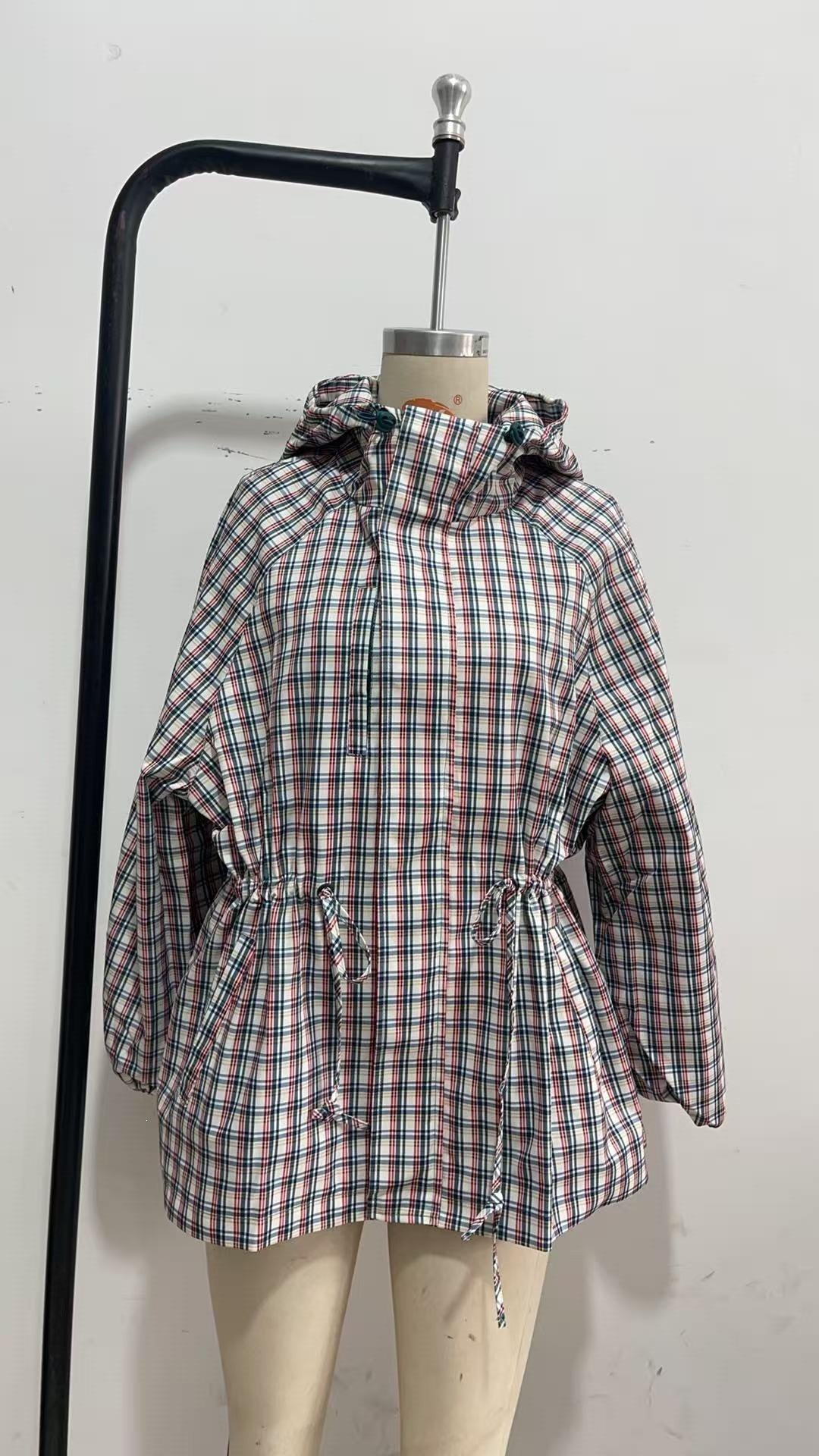 Trench curto xadrez Seul com capuz para mulher MotionCare — vista 3