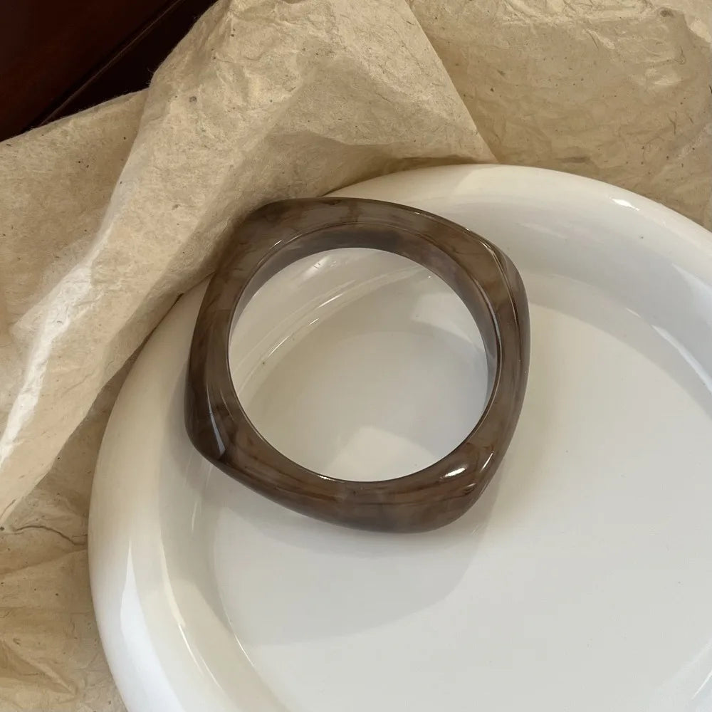 Pulseira rígida Aurora de mulher em acrílico marmoreado MotionCare — vista 13