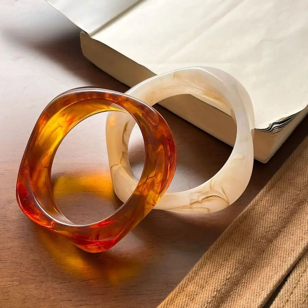 Pulseira rígida Aurora de mulher em acrílico marmoreado MotionCare — vista 4