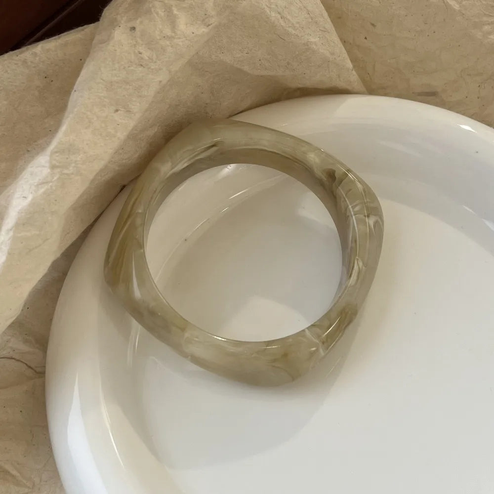 Pulseira rígida Aurora de mulher em acrílico marmoreado MotionCare — vista 12