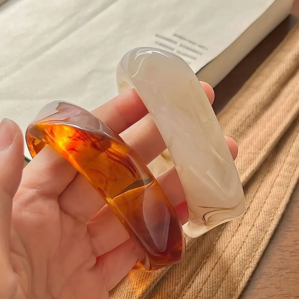 Pulseira rígida Aurora de mulher em acrílico marmoreado MotionCare — vista 3